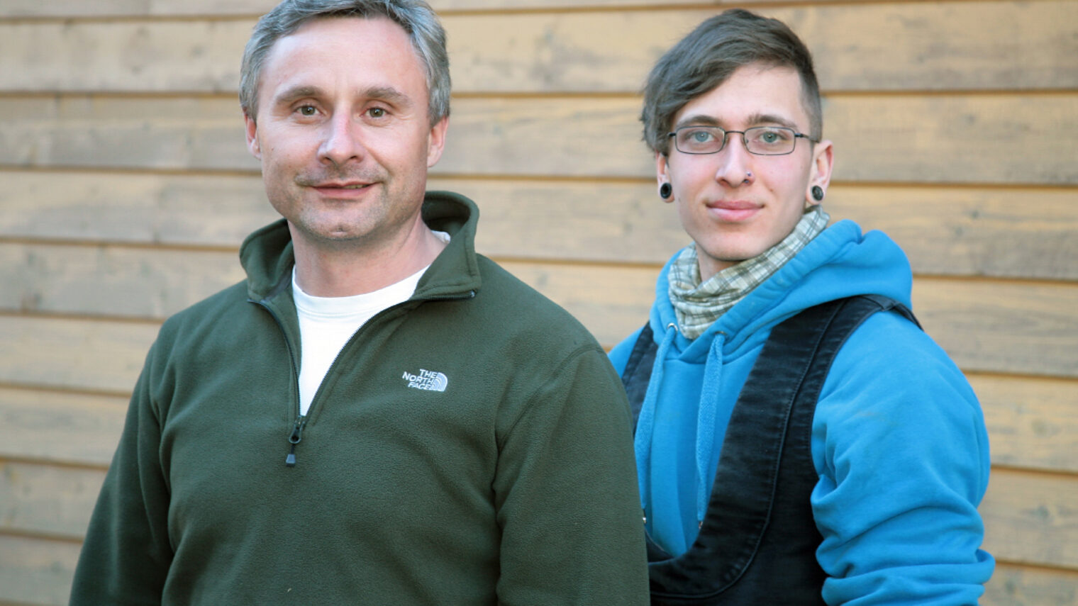 Lehrling des Monats" Marek Sommer, zusammen mit seinem Ausbilder Thomas Ihle, Geschäftsführer der Dachkonzept-Ihle GmbH.