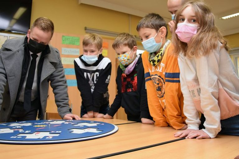 Übergabe Polizei Verkehrsschild