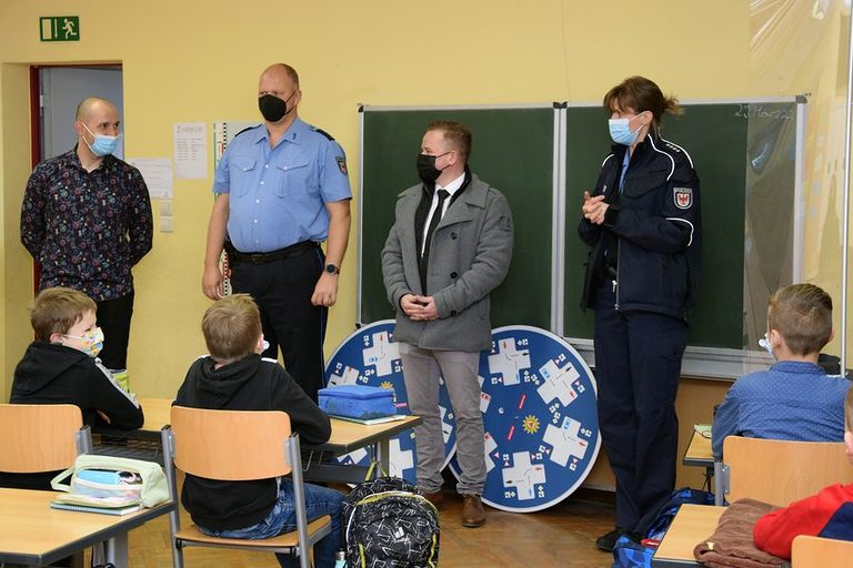 Übergabe Polizei Verkehrsschild