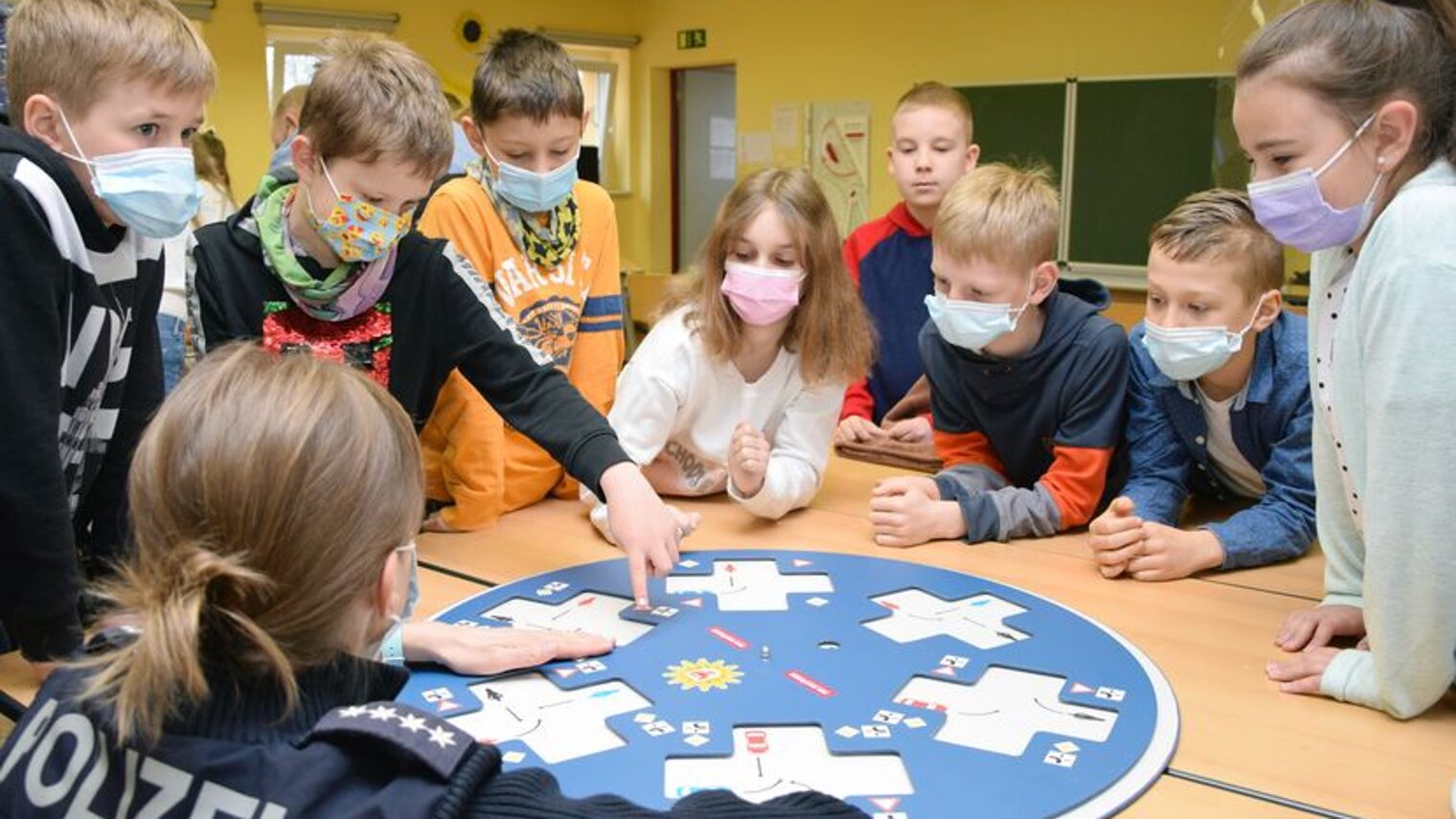 Übergabe Polizei Verkehrsschild