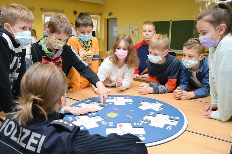 Übergabe Polizei Verkehrsschild