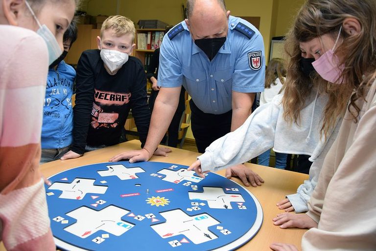 Übergabe Polizei Verkehrsschild