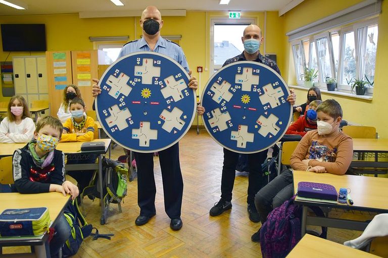 Übergabe Polizei Verkehrsschild