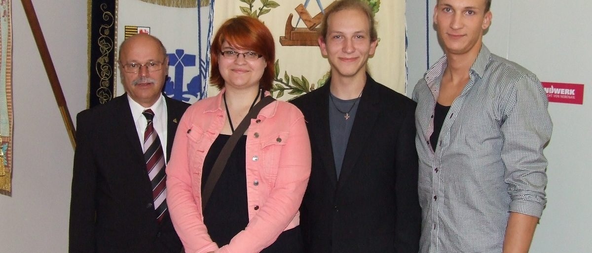 Tischlerinnung CottbusInnungsobermeister Udo Kemnitz ist stolz auf die neuen Tischler-Gesellen: Franziska Feige, Sebastian Scholz, Dustin Viertel (v.l.n.r.) Tischlerinnung CottbusInnungsobermeister Udo Kemnitz ist stolz auf die neuen Tischler-Gesellen: Franziska Feige, Sebastian Scholz, Dustin Viertel (v.l.n.r.)
