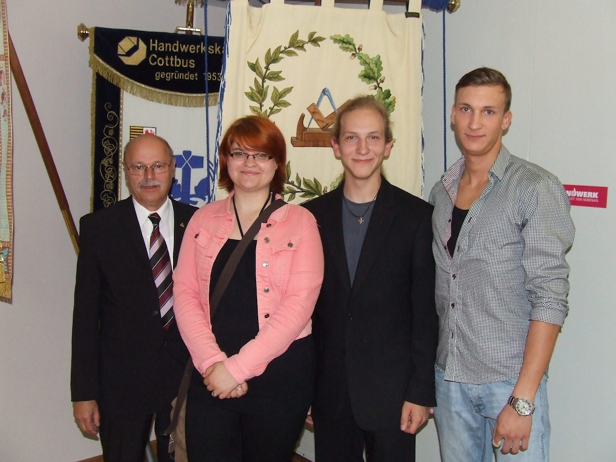 Tischlerinnung Cottbus Innungsobermeister Udo Kemnitz ist stolz auf die neuen Tischler-Gesellen: Franziska Feige, Sebastian Scholz, Dustin Viertel (v.l.n.r.)