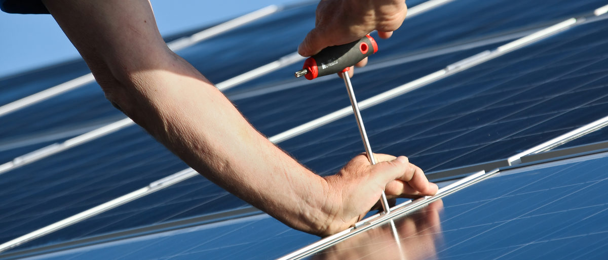 solaranlage, solar, solarmontage, montage, blau, anbringung, arbeiter, aktion, montieren, dach, solarzellen, werkzeug, mann, hände, energie, haus, solarmodule, solarenergie, stromerzeugung, strom, umwelt, erneuerbare energieen, bau, bauarbeiter, monteure, handwerker, facharbeiter, zukunft, zuschuß, firma, sonne, sonnenenergie, photovoltaik, fotovoltaik, kollektor, sechskantschlüssel, nahaufnahme, erneuerbare energien, solarzelle, baustelle, ökologie, business, menschen, technologie, festschrauben, befestigen, neu, anlage, wertanlage, spiegelung