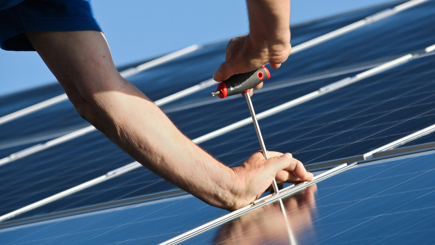 solaranlage, solar, solarmontage, montage, blau, anbringung, arbeiter, aktion, montieren, dach, solarzellen, werkzeug, mann, hände, energie, haus, solarmodule, solarenergie, stromerzeugung, strom, umwelt, erneuerbare energieen, bau, bauarbeiter, monteure, handwerker, facharbeiter, zukunft, zuschuß, firma, sonne, sonnenenergie, photovoltaik, fotovoltaik, kollektor, sechskantschlüssel, nahaufnahme, erneuerbare energien, solarzelle, baustelle, ökologie, business, menschen, technologie, festschrauben, befestigen, neu, anlage, wertanlage, spiegelung