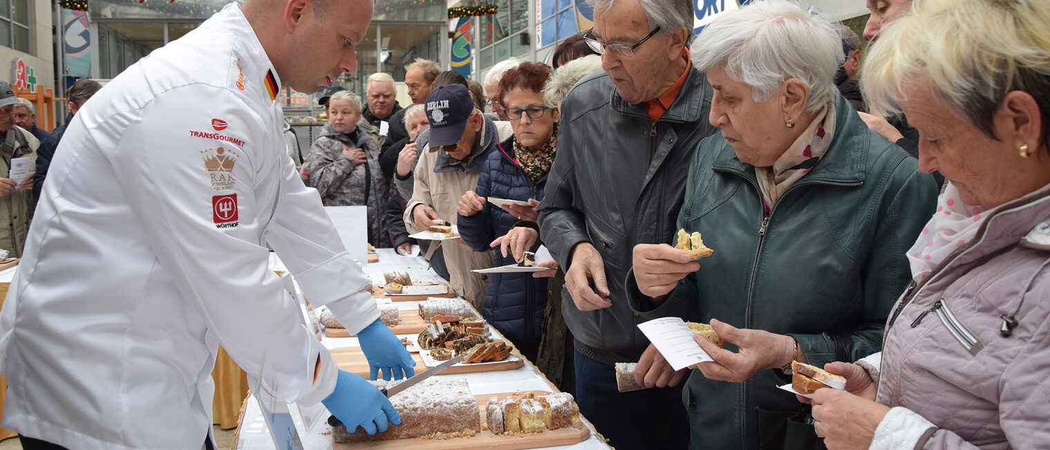 Erster Platz für den Publikumsstollen 2022 geht an die Konditorei Klinkmüller nach Luckau Erster Platz für den Publikumsstollen 2022 geht an die Konditorei Klinkmüller nach Luckau