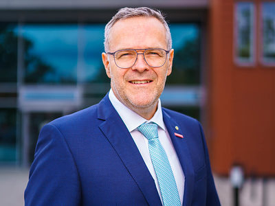 Dachdeckermeister Jörg Dittrich (53), Präsident der Handwerkskammer Dresden, fotografiert am 31. August 2022 vor dem Bildungszentrum "njumii" in der Dresdner Albertstadt. Foto: André Wirsig für die Handwerkskammer Dresden Schlagwort(e): Albertstadt, Deutschland, Dresden, Handwerk, Handwerkskammer Dresden, Jörg Dittrich, Ostdeutschland, Sachsen, njumii