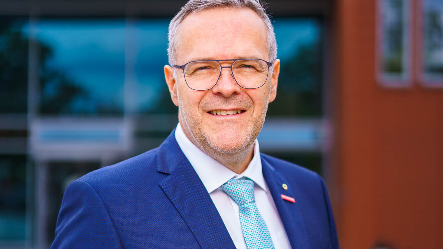 Dachdeckermeister Jörg Dittrich (53), Präsident der Handwerkskammer Dresden, fotografiert am 31. August 2022 vor dem Bildungszentrum "njumii" in der Dresdner Albertstadt. Foto: André Wirsig für die Handwerkskammer Dresden Schlagwort(e): Albertstadt, Deutschland, Dresden, Handwerk, Handwerkskammer Dresden, Jörg Dittrich, Ostdeutschland, Sachsen, njumii