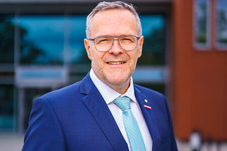 Dachdeckermeister Jörg Dittrich (53), Präsident der Handwerkskammer Dresden, fotografiert am 31. August 2022 vor dem Bildungszentrum "njumii" in der Dresdner Albertstadt. Foto: André Wirsig für die Handwerkskammer Dresden Schlagwort(e): Albertstadt, Deutschland, Dresden, Handwerk, Handwerkskammer Dresden, Jörg Dittrich, Ostdeutschland, Sachsen, njumii
