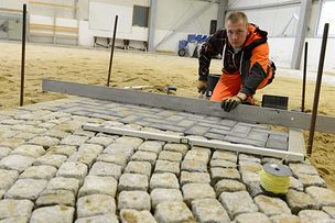 Straßenbauer Marcel Schmidt überzeugte beim Leistungswettbewerb mit seinem Gehwegteilstück.