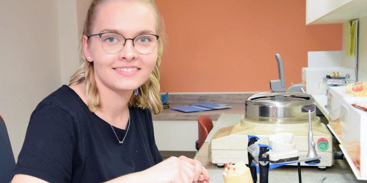 Lehrling des Monats Februar 2023 Zahntechnikerin Saskia Katzschke