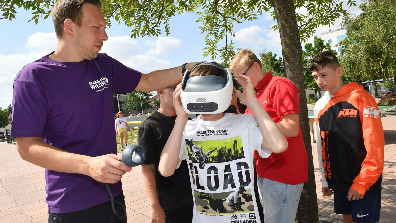 Brandenburg will Dich ¿ Bustour informiert über freie Ausbildungsstellen in der Region - Auf dem Foto ist Berufsberater und Berufs- Orientierer von der Handwerkskammer Cottbus Hendrik Schulz (34) mit Schülern der Grund- und Oberschule Johannes Clajus in Herzberg mit einer VR- Brille mit eingespiegelten Berufen zu sehen Schlagwort(e): Brandenburg will Dich ¿ Bustour informiert über freie Ausbild