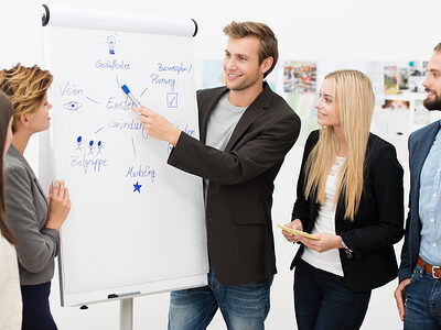 junges team arbeitet an der existenzgründung Schlagwort(e): business, team, existenzgründung, vortrag, präsentation, gruppe, studium, seminar, kurs, coach, studieren, betriebswirtschaft, motivation, flipchart, zusammenarbeit, erfolg, karriere, ausbildung, bildung, marketing, idee, projekt, kreativität, besprechung, büro, workshop, planung, kreativ, agentur, vermarktung, job, kollegen, geschäftsleute, jung, arbeit, meeting, azubi, geschäftsmann, flipchart, geschäftsfrau, zusammen, frauen, männer, 5, stehen, arbeiten, job, beruf, firma, unternehmen, personen, menschen, leute, lächeln, 20-30, 20s, business, team, existenzgründung, vortrag, präsentation, gruppe, studium, seminar, kurs, coach, studieren, betriebswirtschaft, motivation, flipchart, zusammenarbeit, erfolg, karriere, ausbildung, bildung, marketing, idee, projekt, kreativität, besprechung, büro, workshop, planung, kreativ, agentur, vermarktung, job, kollegen, geschäftsleute, jung, arbeit, meeting, azubi, geschäftsmann, geschäftsfrau, frauen, männer, 5, arbeiten, beruf, firma, unternehmen, personen, menschen, leute, 20-30