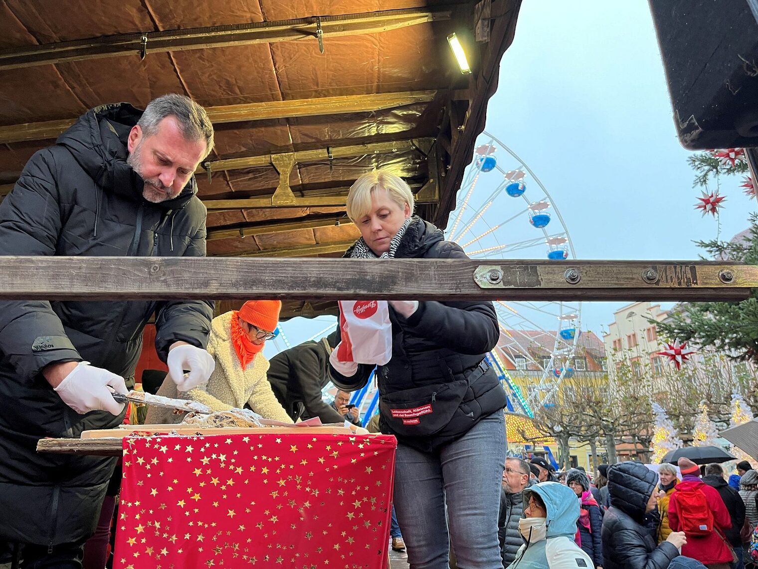 Stollenanschnitt Weihnachtsmarkt Cottbus