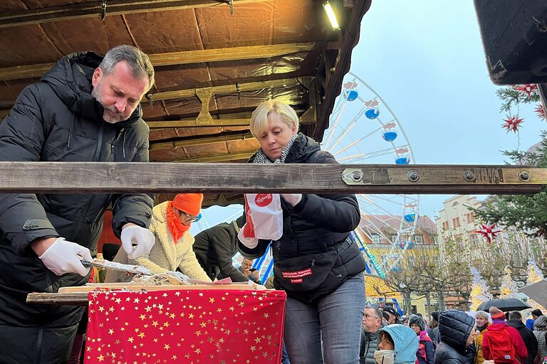 Stollenanschnitt Weihnachtsmarkt Cottbus