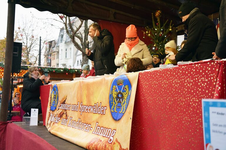 Stollenanschnitt Weihnachtsmarkt Cottbus