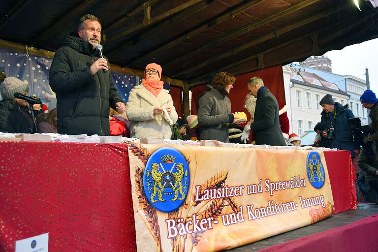 Stollenanschnitt Weihnachtsmarkt Cottbus