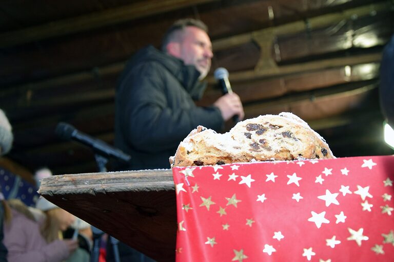 Stollenanschnitt Weihnachtsmarkt Cottbus