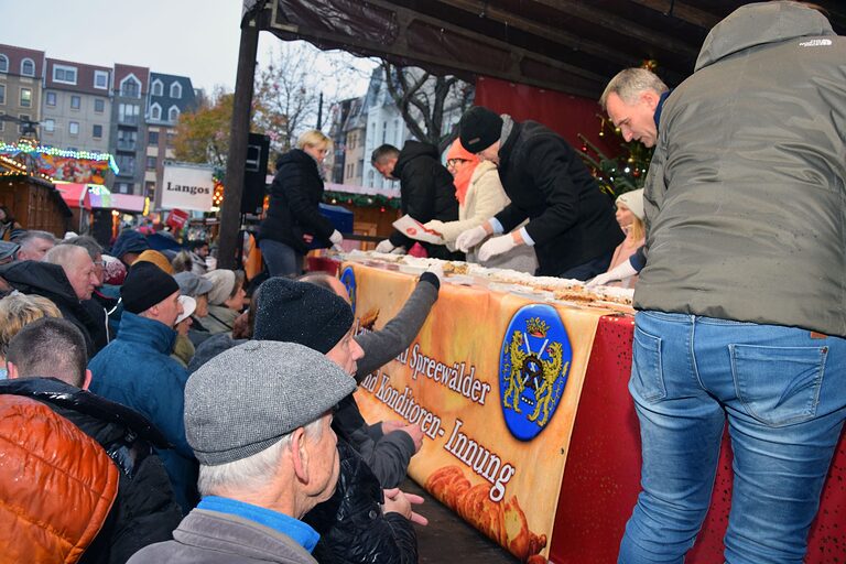 Stollenanschnitt Weihnachtsmarkt Cottbus