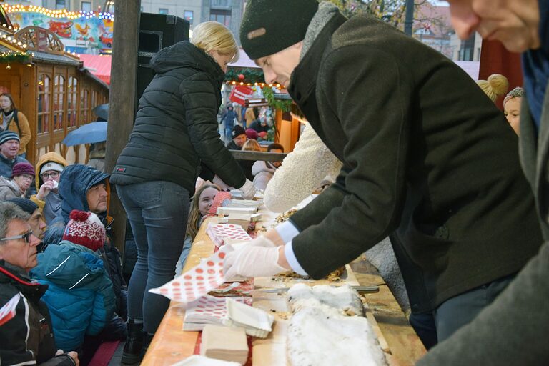 Stollenanschnitt Weihnachtsmarkt Cottbus