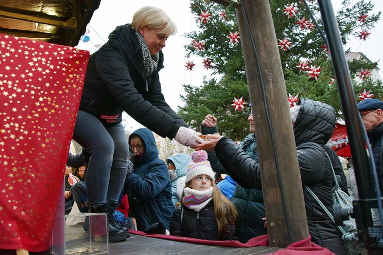 Stollenanschnitt Weihnachtsmarkt Cottbus