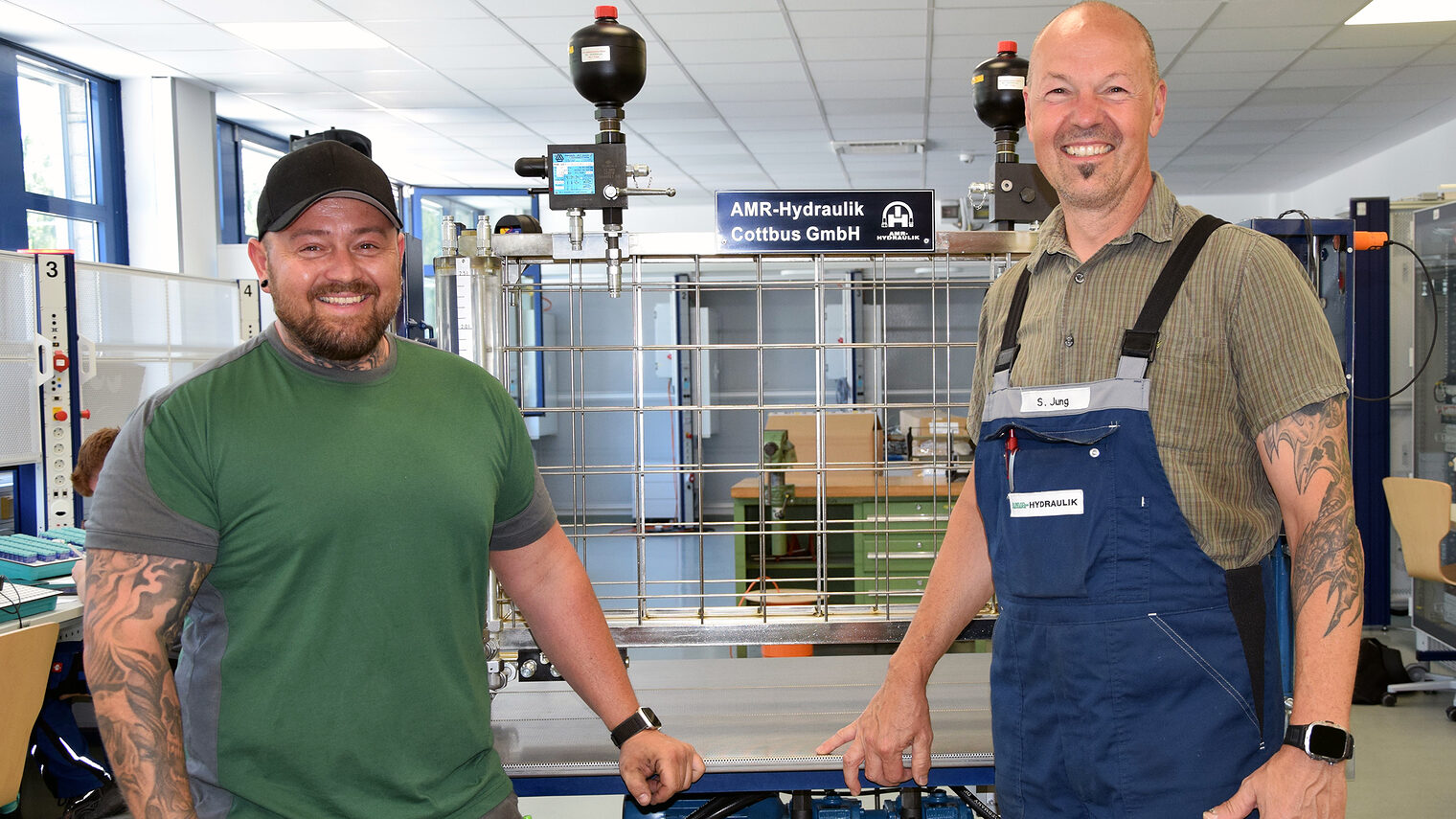 Michael Nyiri, Industriemechaniker und Silvio Jung, Niederlassungsleiter der AMR-Hydraulik GmbH (v.l.)