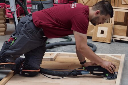 Bauingenieur startet mit Parkettleger Ausbildung neu durch