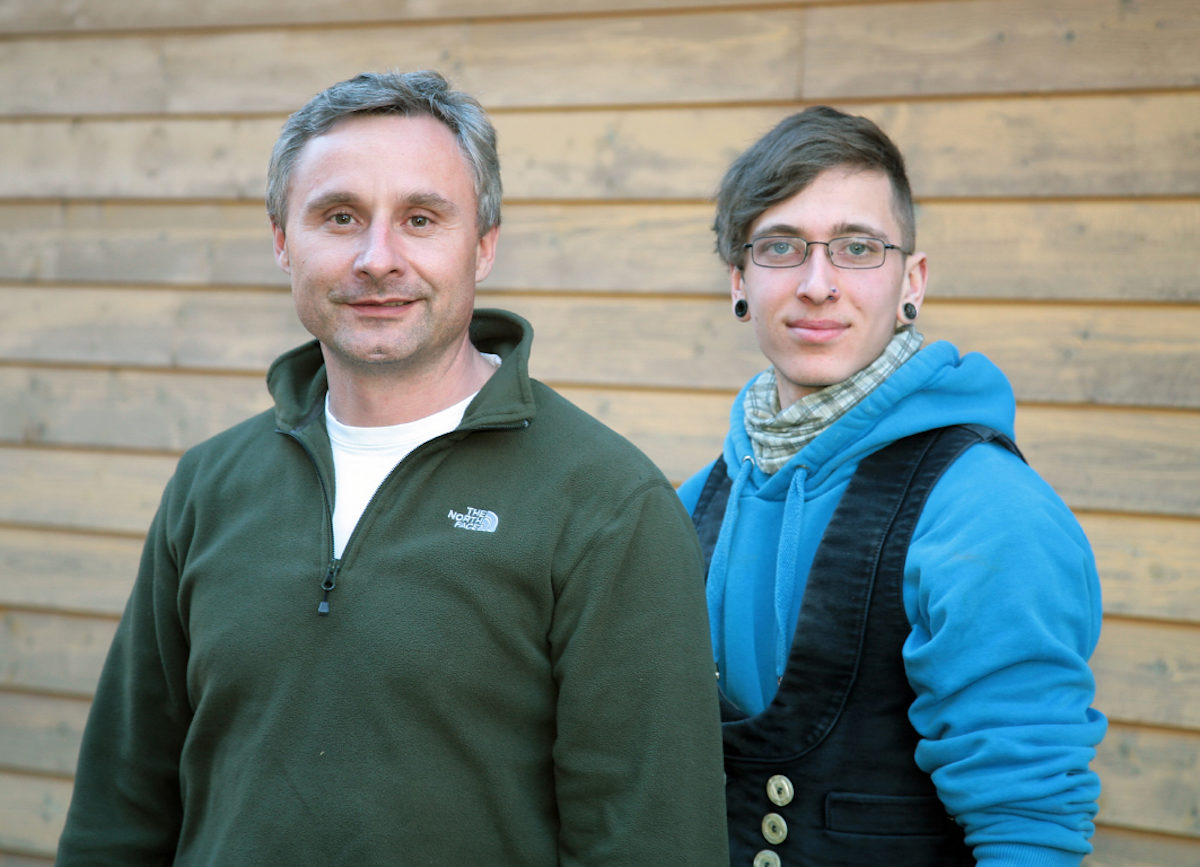 Lehrling des Monats" Marek Sommer, zusammen mit seinem Ausbilder Thomas Ihle, Geschäftsführer der Dachkonzept-Ihle GmbH.
