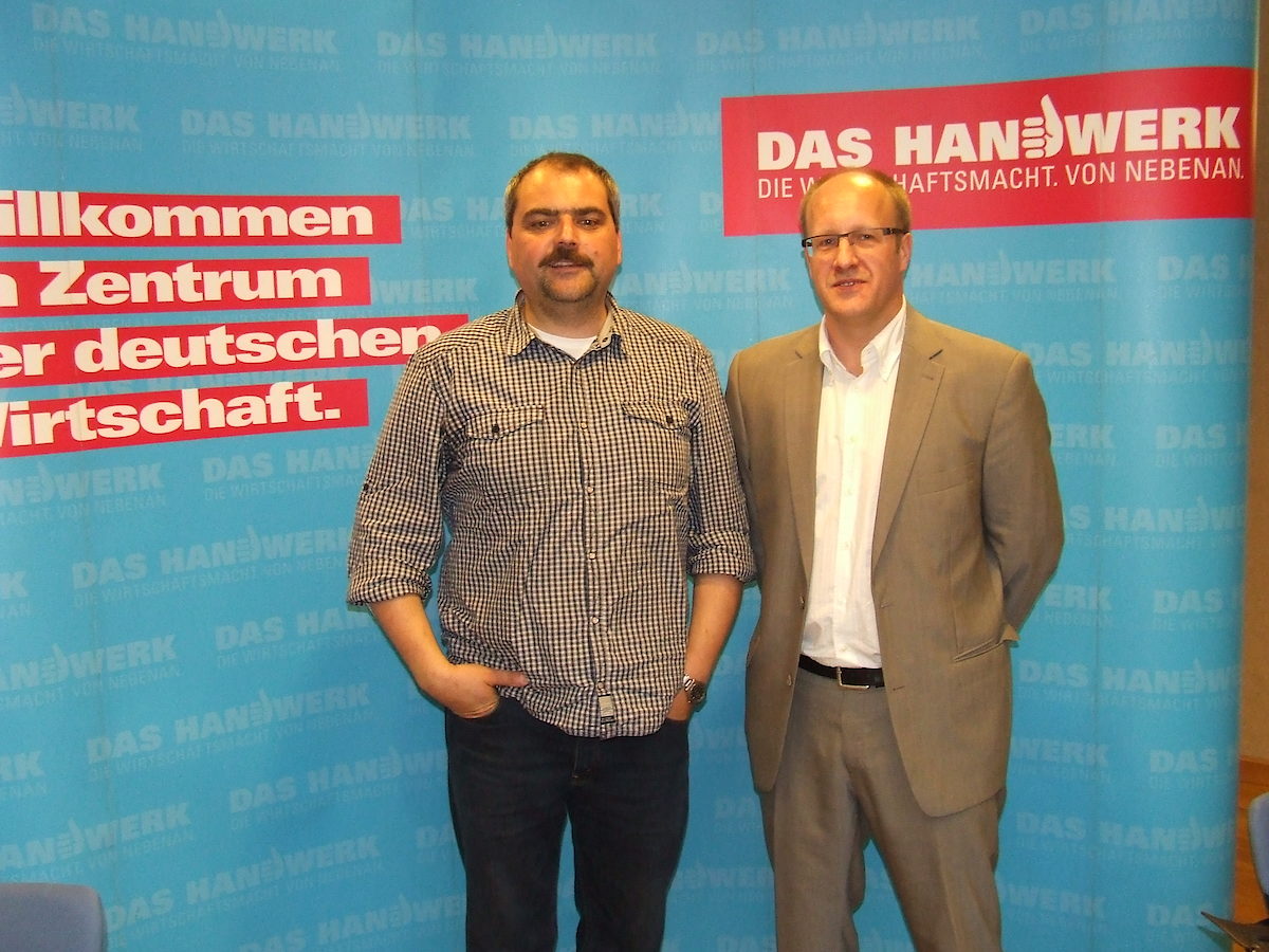 Jens Kurrar und Kai Schultchen, Geschäftsführer der Dörr GmbH Lübben, suchen teamfähige Meister oder Ingenieure für die Bauleitung von HSL-Anlagen. (v.l.n.r.)