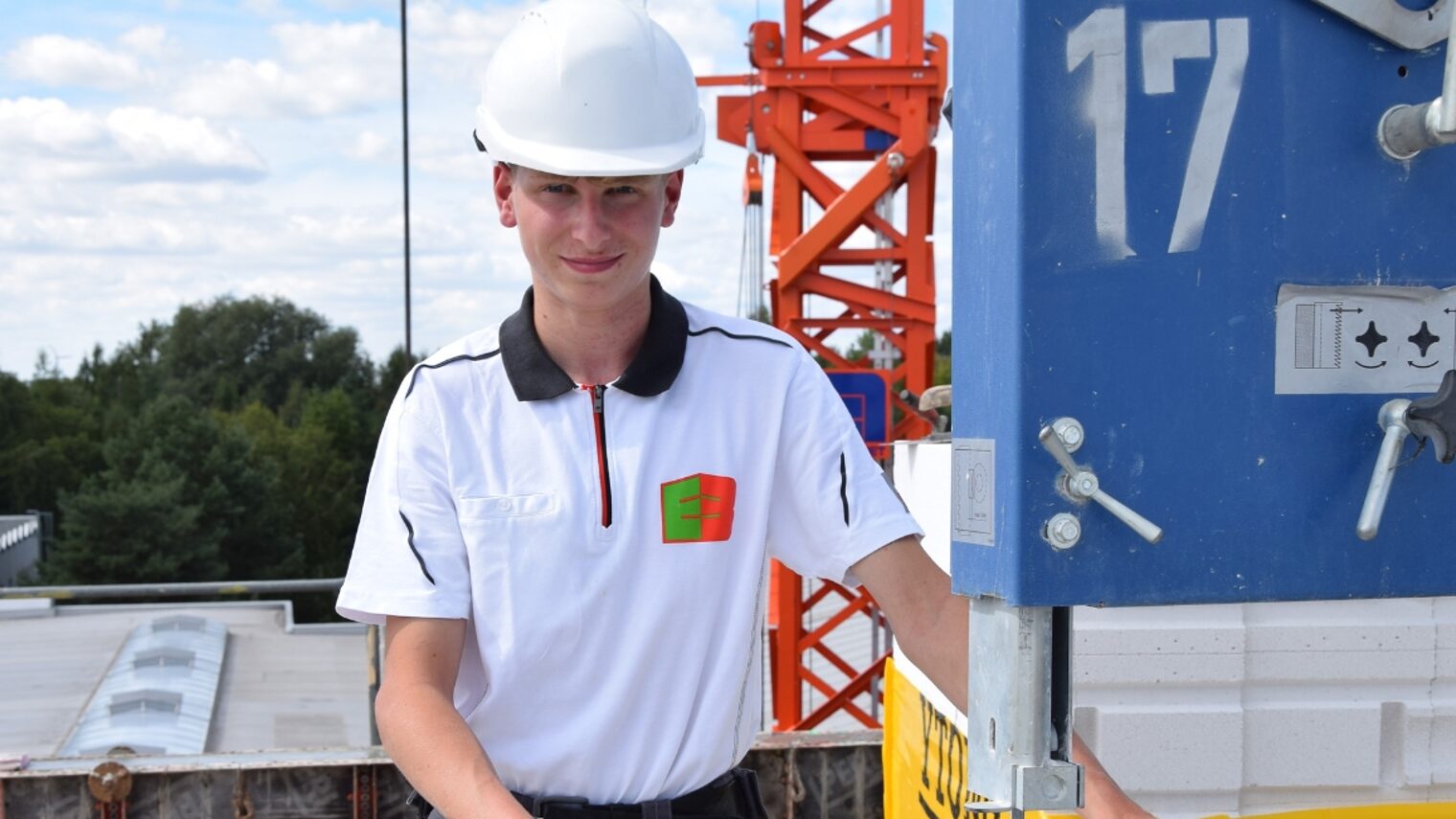Collin Lehmann, 18 Jahre, Maurer-Azubi, erhält Auszeichnung ‚Lehrling des Monats August‘ von der HWK Cottbus – engagierter Nachwuchs im Bauhandwerk.