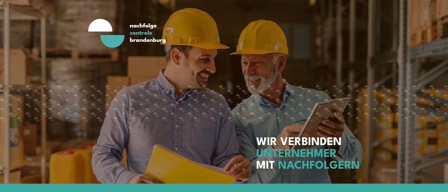 Unternehmer mit Nachfolger in einem fröhlichen Gespräch über die Unternehmensnachfolge