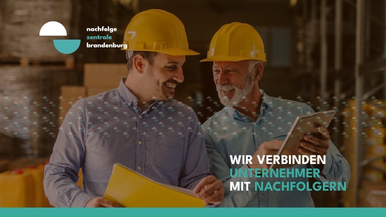 Unternehmer mit Nachfolger in einem fröhlichen Gespräch über die Unternehmensnachfolge