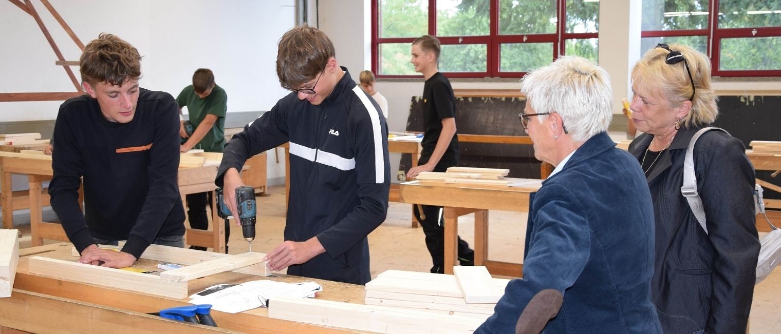 Jungs in der Zimmererwerkstatt im Lehrbauhof Großräschen
