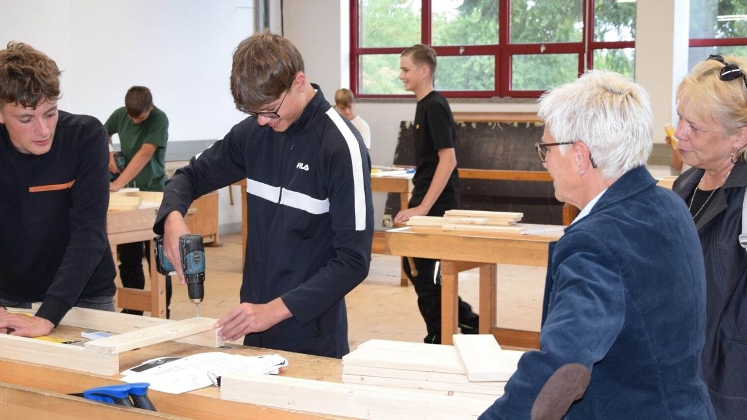 Jungs in der Zimmererwerkstatt im Lehrbauhof Großräschen