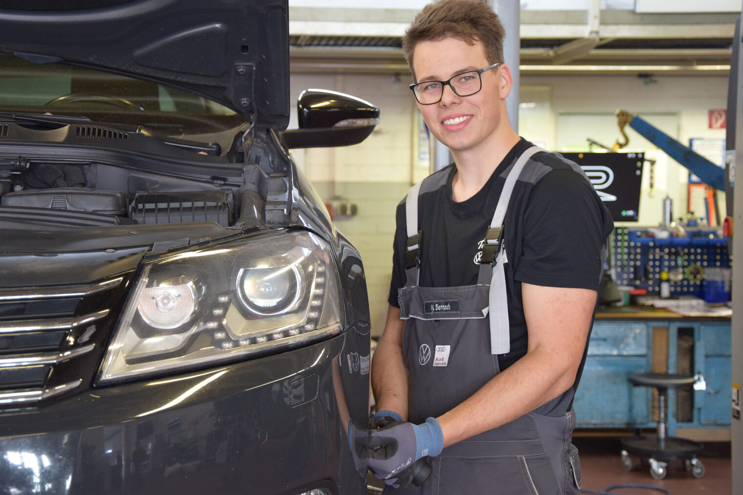 Lehrling des Monats am Auto