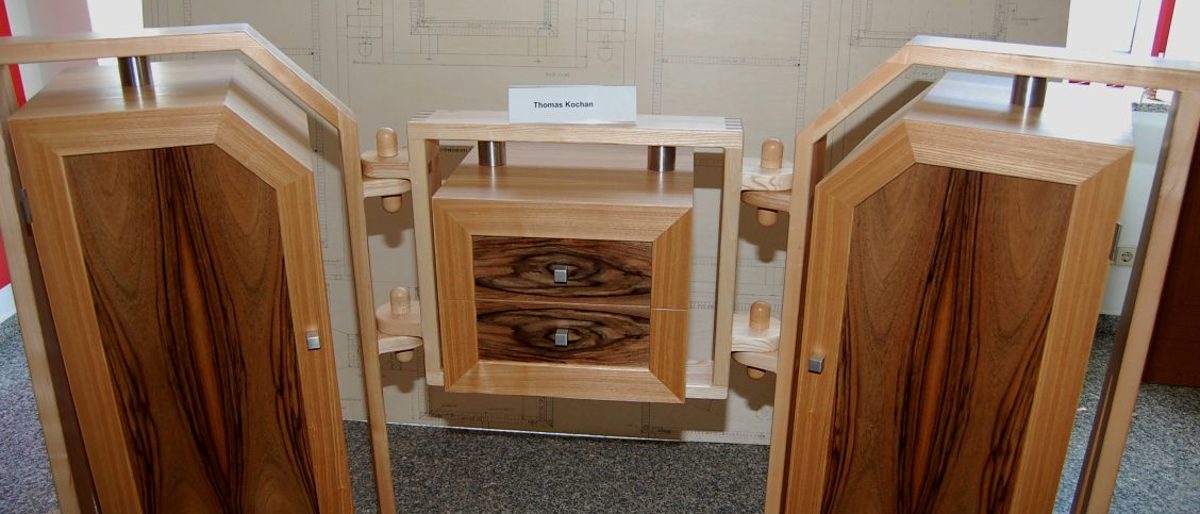 Der Neuhausener Tischlermeister Thomas Kochan hat als Meisterstück im Jahr 2011 diese variable Schrankkombination angefertigt. Der Neuhausener Tischlermeister Thomas Kochan hat als Meisterstück im Jahr 2011 diese variable Schrankkombination angefertigt.