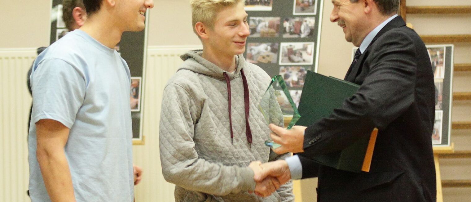v.l.n.r.: Marko Häßlich (25) und Robert Raschen (18) nehmen den Pokal von Adam Hajduk, Landrat des Kreises Ratibor, entgegen. - Foto: Mariusz Dmowski)