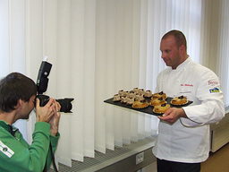 Konditormeister René Klinkmüller mit der Präsentation von Apfeltartelettes und Petit fours