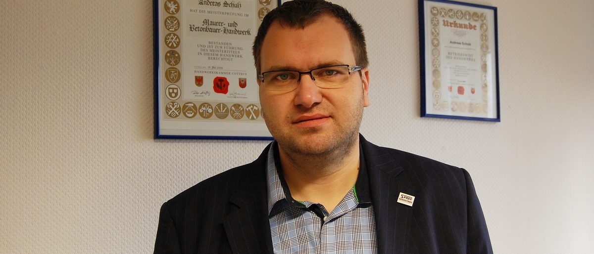 Gerüstbauermeister Andreas Schulz hat sich vor 14 Jahren selbstständig gemacht. Seiner Heimat gegenüber fühlt sich der vierfache Familienvater sehr verbunden. Das zeigt sich unter anderem in dem Sponsoring von mehreren Sportvereinen wie dem FC Energie Cottbus, Union Berlin oder Rot-Weiss Luckau. Gerüstbauermeister Andreas Schulz hat sich vor 14 Jahren selbstständig gemacht. Seiner Heimat gegenüber fühlt sich der vierfache Familienvater sehr verbunden. Das zeigt sich unter anderem in dem Sponsoring von mehreren Sportvereinen wie dem FC Energie Cottbus, Union Berlin oder Rot-Weiss Luckau.