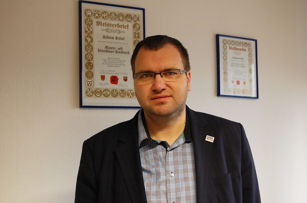 Gerüstbauermeister Andreas Schulz hat sich vor 14 Jahren selbstständig gemacht. Seiner Heimat gegenüber fühlt sich der vierfache Familienvater sehr verbunden. Das zeigt sich unter anderem in dem Sponsoring von mehreren Sportvereinen wie dem FC Energie Cottbus, Union Berlin oder Rot-Weiss Luckau.
