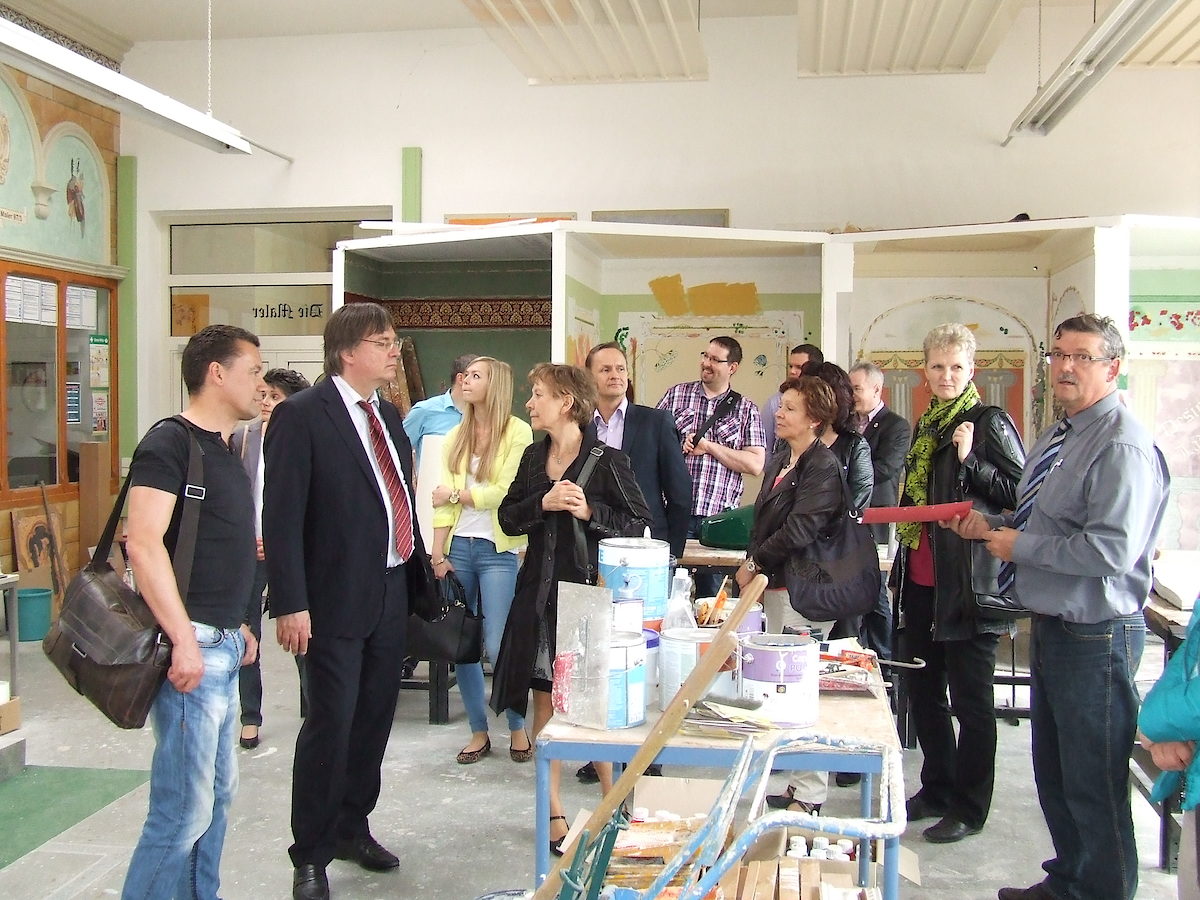 Nach dem Arbeitstreffen erfolgte eine Führung durch die Werkstätten des Lehrbauhofes Großräschen. Nach dem Arbeitstreffen erfolgte eine Führung durch die Werkstätten des Lehrbauhofes Großräschen.
