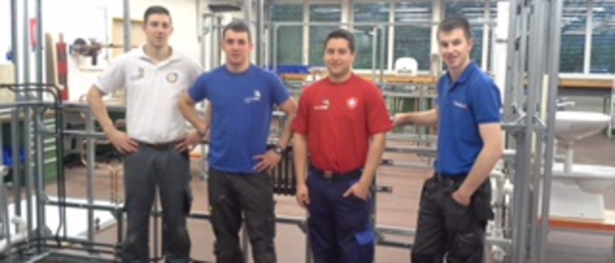 Nervenstarke Anlagenmechaniker: Nathanael Liebergeld (links) tritt bei den WorldSkills 2015 im brasilianischen Sao Paulo für Deutschland an und trainierte im Mai mit anderen europäischen Kollegen für die Weltmeisterschaft in Brasilien. Nervenstarke Anlagenmechaniker: Nathanael Liebergeld (links) tritt bei den WorldSkills 2015 im brasilianischen Sao Paulo für Deutschland an und trainierte im Mai mit anderen europäischen Kollegen für die Weltmeisterschaft in Brasilien.