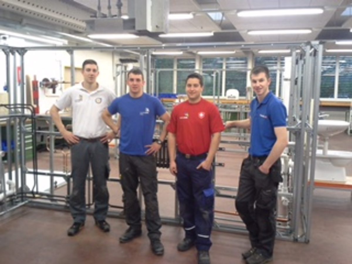 Nervenstarke Anlagenmechaniker: Nathanael Liebergeld (links) tritt bei den WorldSkills 2015 im brasilianischen Sao Paulo für Deutschland an und trainierte im Mai mit anderen europäischen Kollegen für die Weltmeisterschaft in Brasilien.