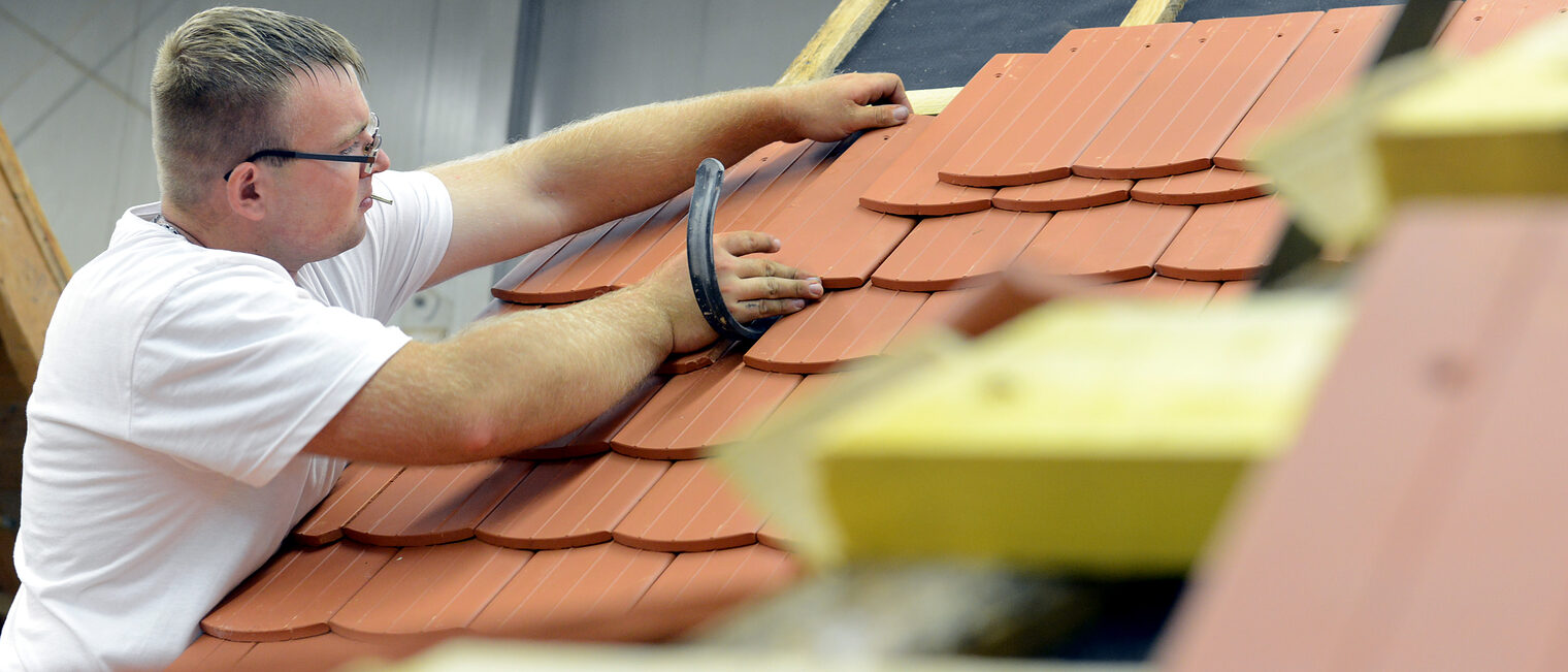 Großräschen Lehrbauhof der Handwerkskammer Cottbus Leistungswettbewerb des Deutschen Handwerks Dachdecker Mirko Mroos Großräschen Lehrbauhof der Handwerkskammer Cottbus Leistungswettbewerb des Deutschen Handwerks Dachdecker Mirko Mroos