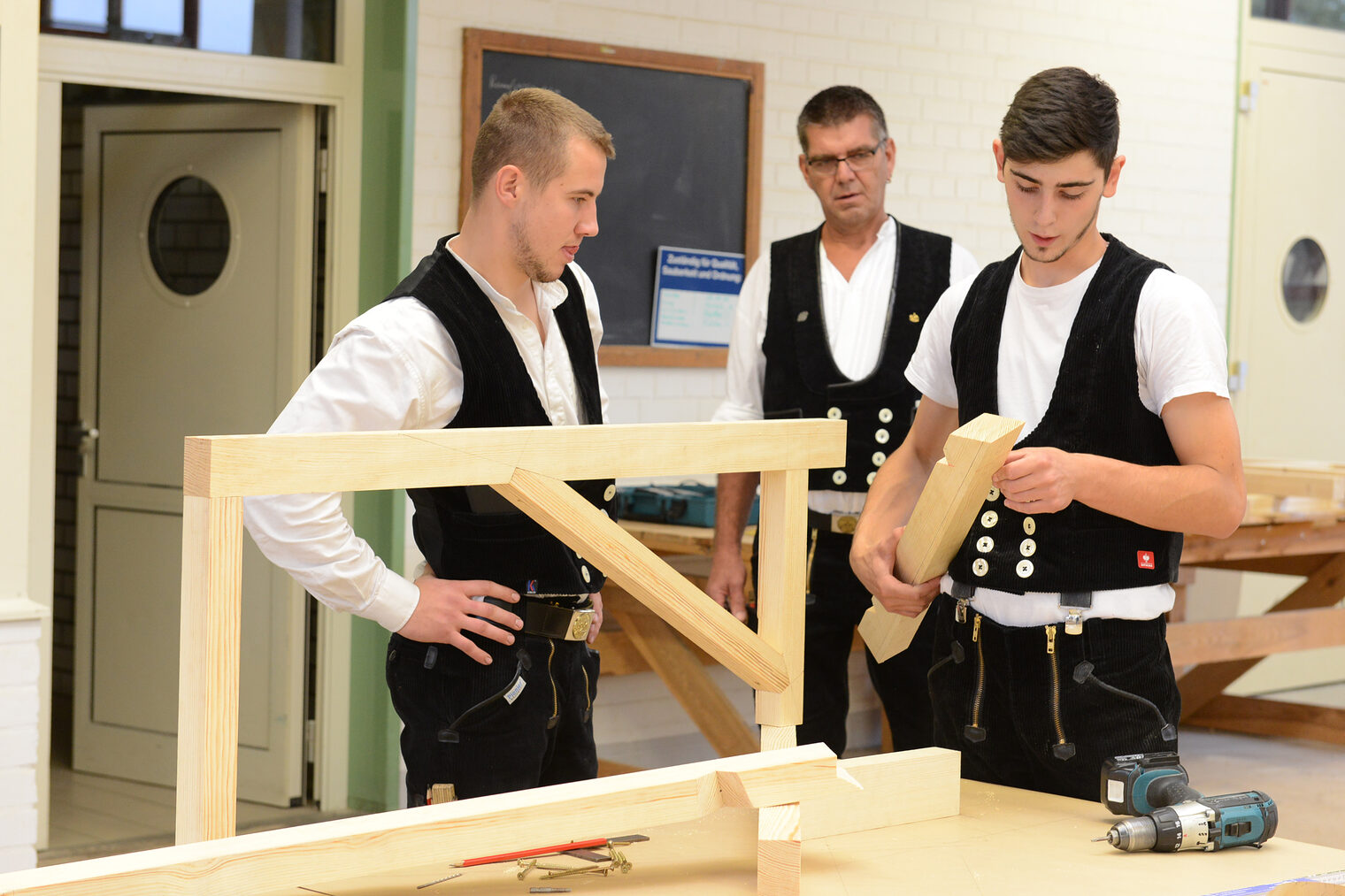 Großräschen Lehrbauhof der Handwerkskammer Cottbus Leistungswettbewerb des Deutschen Handwerks Toni Twrdek (Cottbus) Platz 4 (DDK Holzbau GmbH Röderland/Haida) Großräschen Lehrbauhof der Handwerkskammer Cottbus Leistungswettbewerb des Deutschen Handwerks Toni Twrdek (Cottbus) Platz 4 (DDK Holzbau GmbH Röderland/Haida)