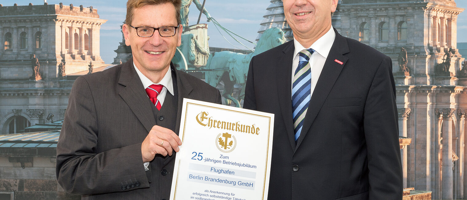 Hauptgeschäftsführer der Handwerkskammer Cottbus Knut Deutscher übergibt an den CEO der Flughafen Berkin Brandenburg GmbH eine Ehrenurkunde anläßlich des 25. Betriebsjubiläums am 19.11.2015 in Berlin-Schönefeld. Hauptgeschäftsführer der Handwerkskammer Cottbus Knut Deutscher übergibt an den CEO der Flughafen Berlin Brandenburg GmbH eine Ehrenurkunde anläßlich des 25. Betriebsjubiläums am 19.11.2015 in Berlin-Schönefeld. Schlagwort(e): FBB, 25 Jahre, Handwerkskammer, Cottbus, Flughafen, Airport, Mühlenfeld, Deutscher