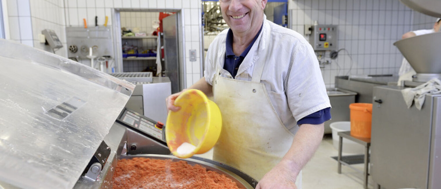 Wiedenzhausen, DEU, 11.10.2013 Die Verarbeitung von Schweinefleisch und Wurst in der Metzgerei Braun in Wiedenzhausenl Wiedenzhausen, DEU, 11.10.2013 Die Verarbeitung von Schweinefleisch und Wurst in der Metzgerei Braun in Wiedenzhausenl Schlagwort(e): Braun, Handwerkskammer, Ern¿hrung, Essen, Eating, Fleisch, Meat, Fleischer Handwerk, Fleischerei, Metzger Handwerk, Metzgerei, Nahrung, Food, Schwein, Pig, Schweinebauch, Schweinefleisch, Tier, Animal