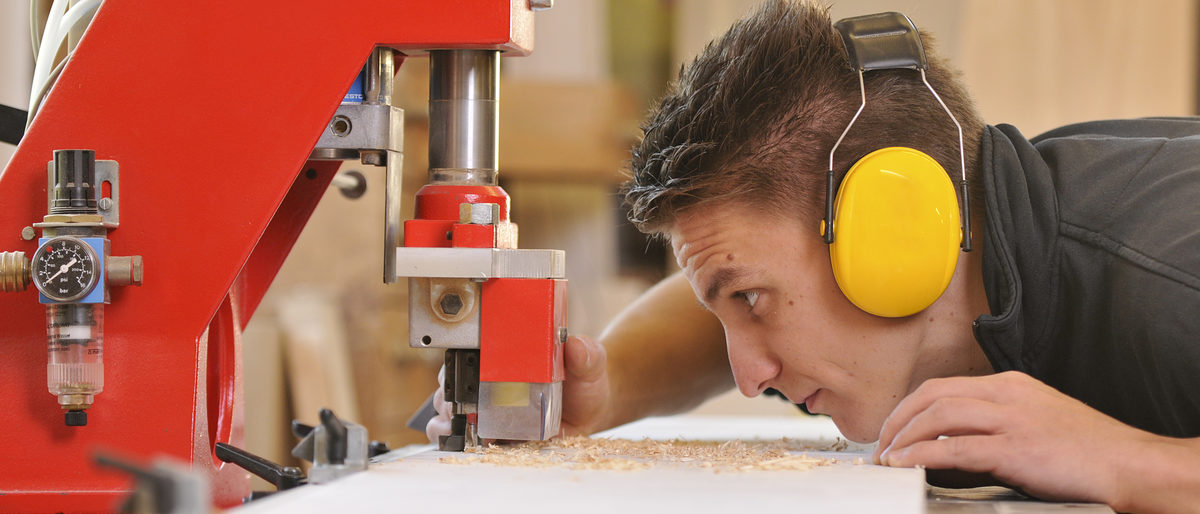 Tischlerei, beruf, arbeit, arbeiten, sicherheit, arbeitsschutz, werkbank, werkzeug, hobelspäne, späne, holzspäne, wirtschaft, gewerbe, tischler, tischlerei, schreiner, schreinerei, zimmerer, zimmerei, möbelbau, werkstatt, hand, werkzeuge, handwerk, handwerker, schreinern, mann, hobel, hobelbank, hobeln, hände, handhobel, bohren, sägen, anreißen, anzeichnen, holz, werkstoff, material, ohrenschützer, arbeitskleidung, meister, lehre, lehrling, ausbildung, service, branche, bau, bauen, stemmen, stemmeisen